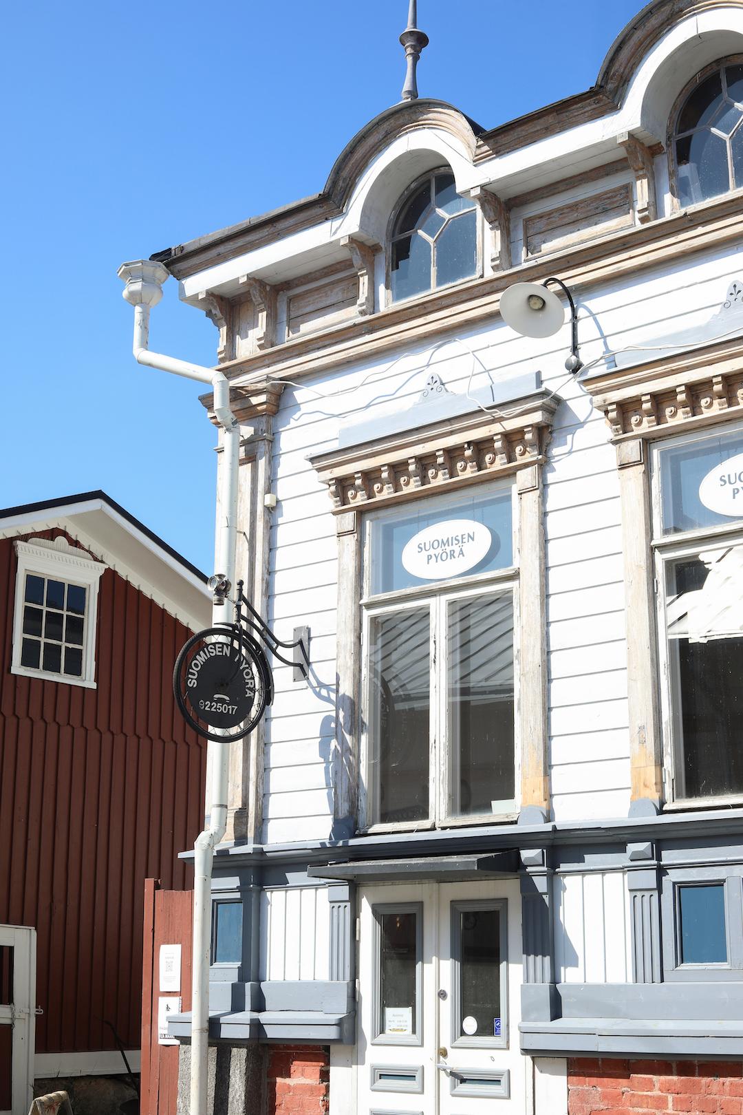 façade traditionnelle en bois du village de rauma