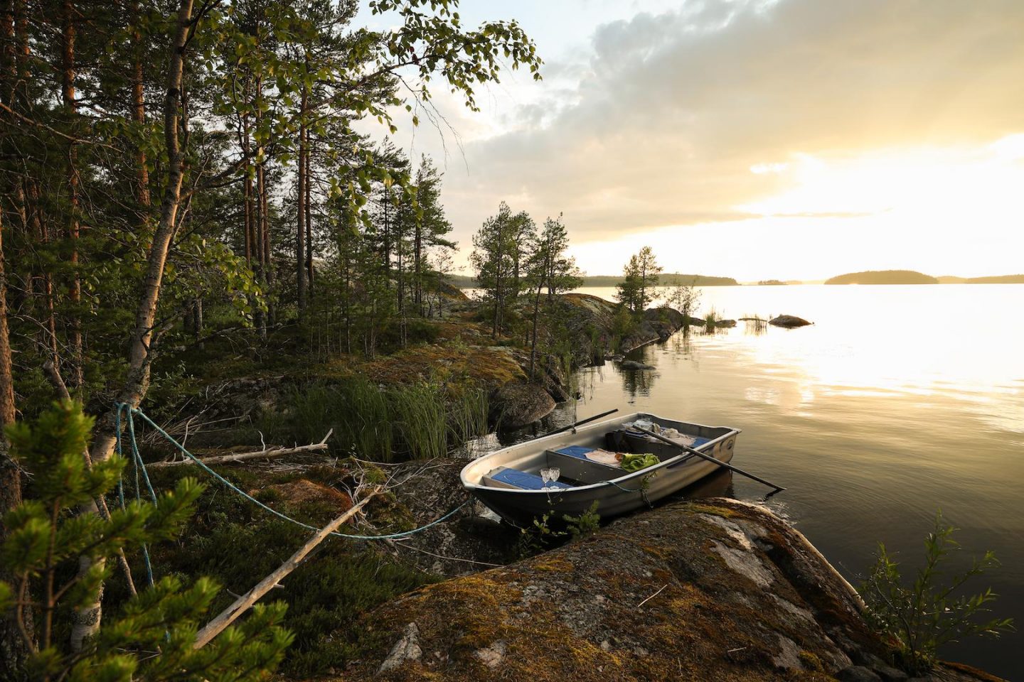 une barque sur le rivage d'un îlot sur le lac de saaima en finlande