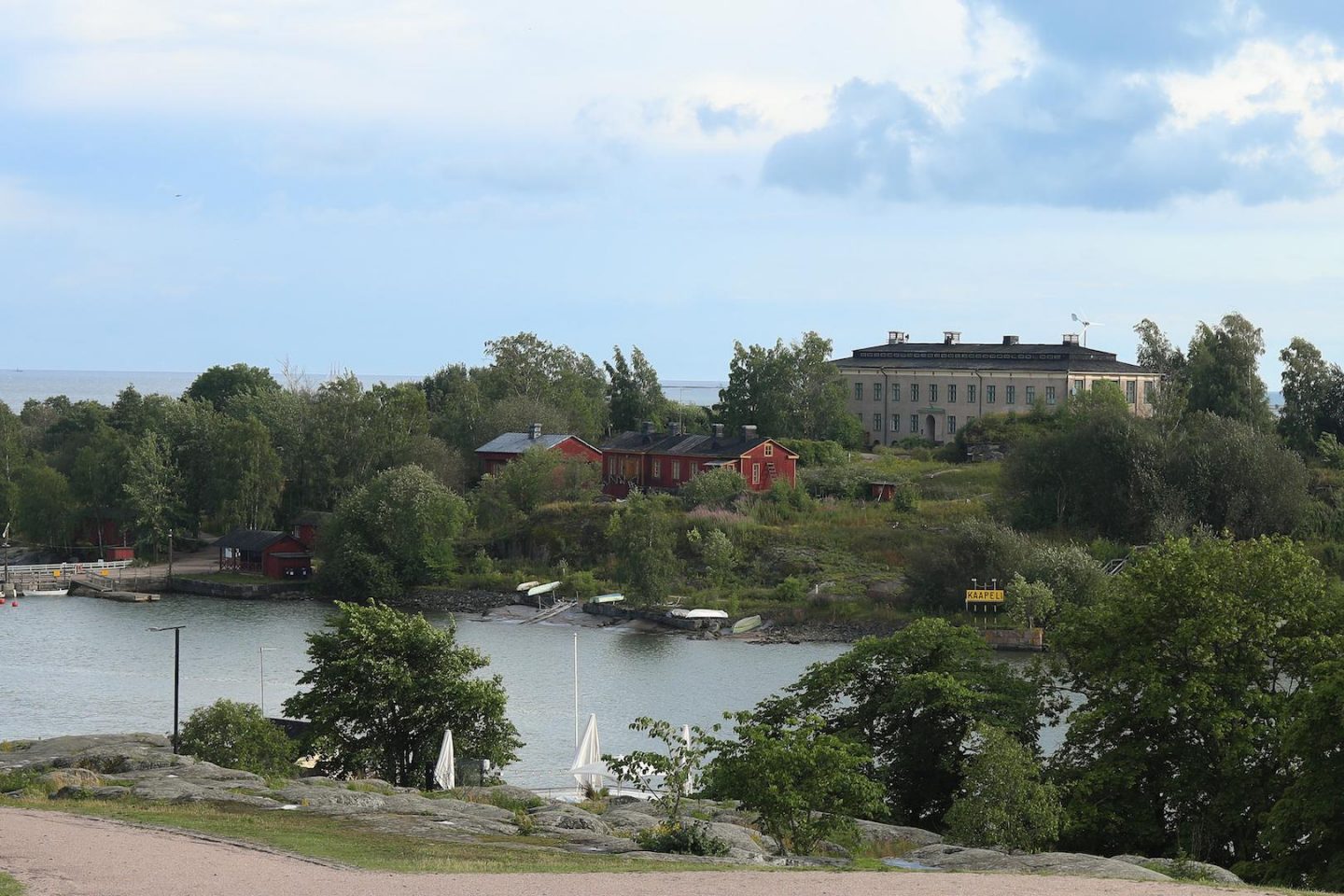 Vue sur l'archipel des îles d'Helsinki depuis le parc Kaivopuisto au sud de la capitale