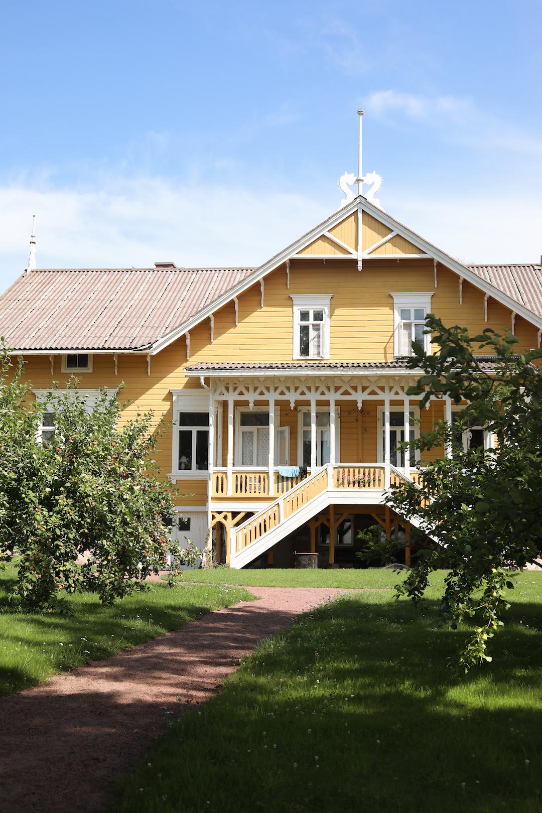une maison traditionnelle en bois finlandaise dans la campagne de åland