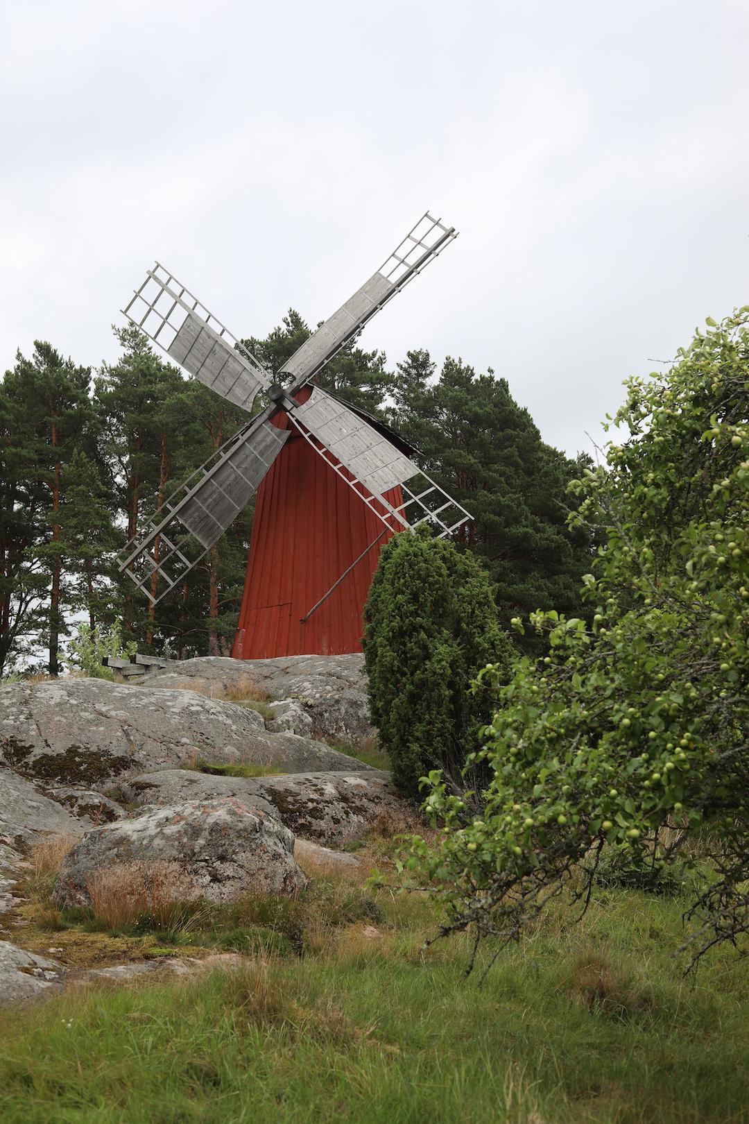 un moulin à vente dans la campagne de l'archipel de åland