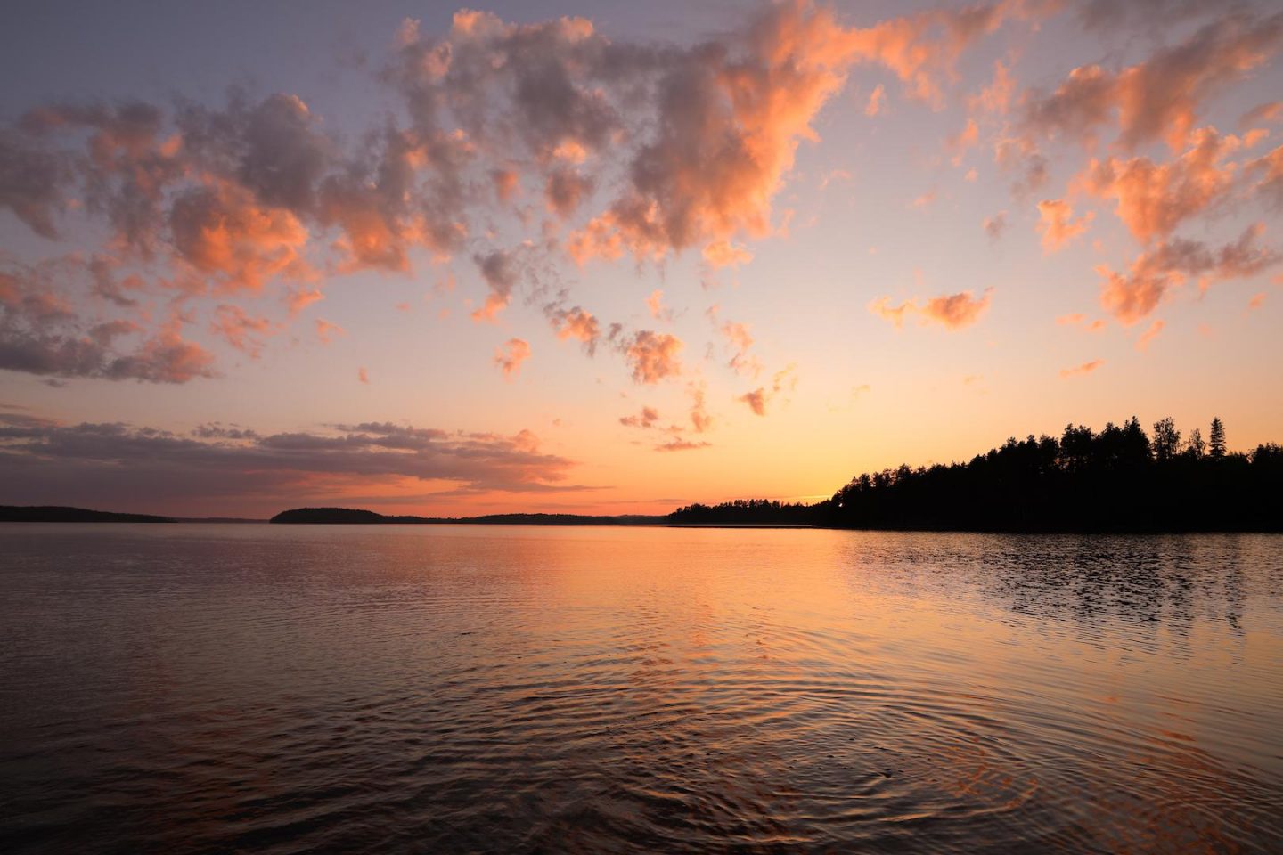 le coucher de soleil sur le lac de saaima en finlande
