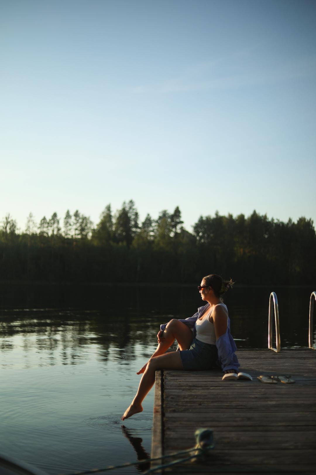 fin de soirée sur un ponton finlandais sur le lac saimaa